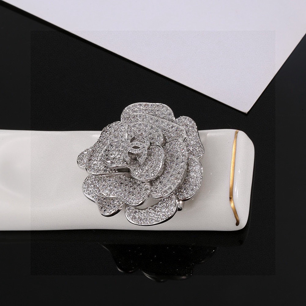 Chanel Chanel 茶花胸针 现仅海外 有售 形状各异 ，轰炸吧～