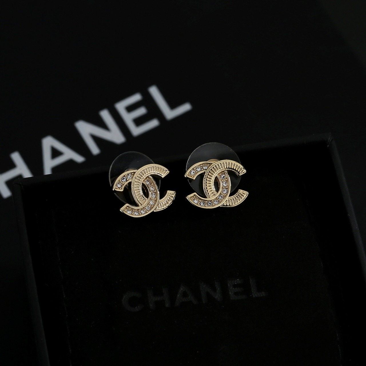 Chanel Chanel 耳钉 这款随意搭配都是非常 百搭 单品 很修饰脸型 很上档次的 很优雅气质 耳环