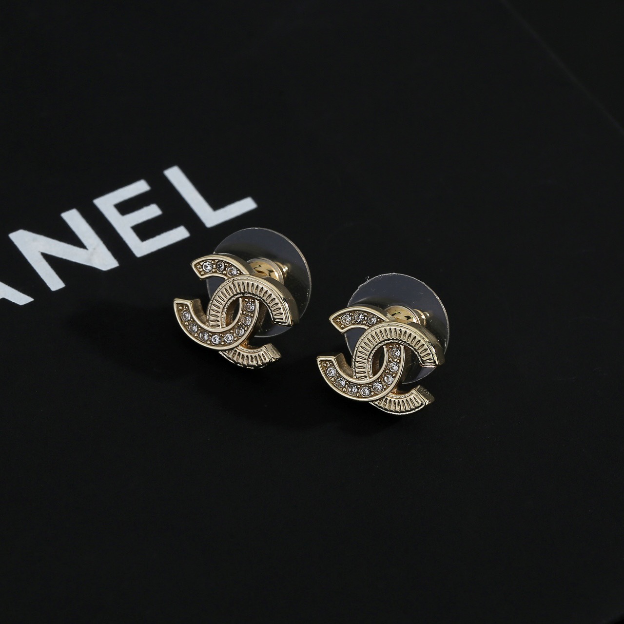 Chanel Chanel 耳钉 这款随意搭配都是非常 百搭 单品 很修饰脸型 很上档次的 很优雅气质 耳环