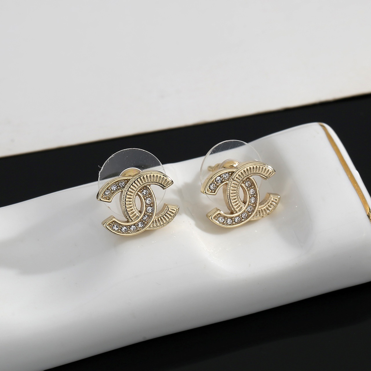 Chanel Chanel 耳钉 这款随意搭配都是非常 百搭 单品 很修饰脸型 很上档次的 很优雅气质 耳环