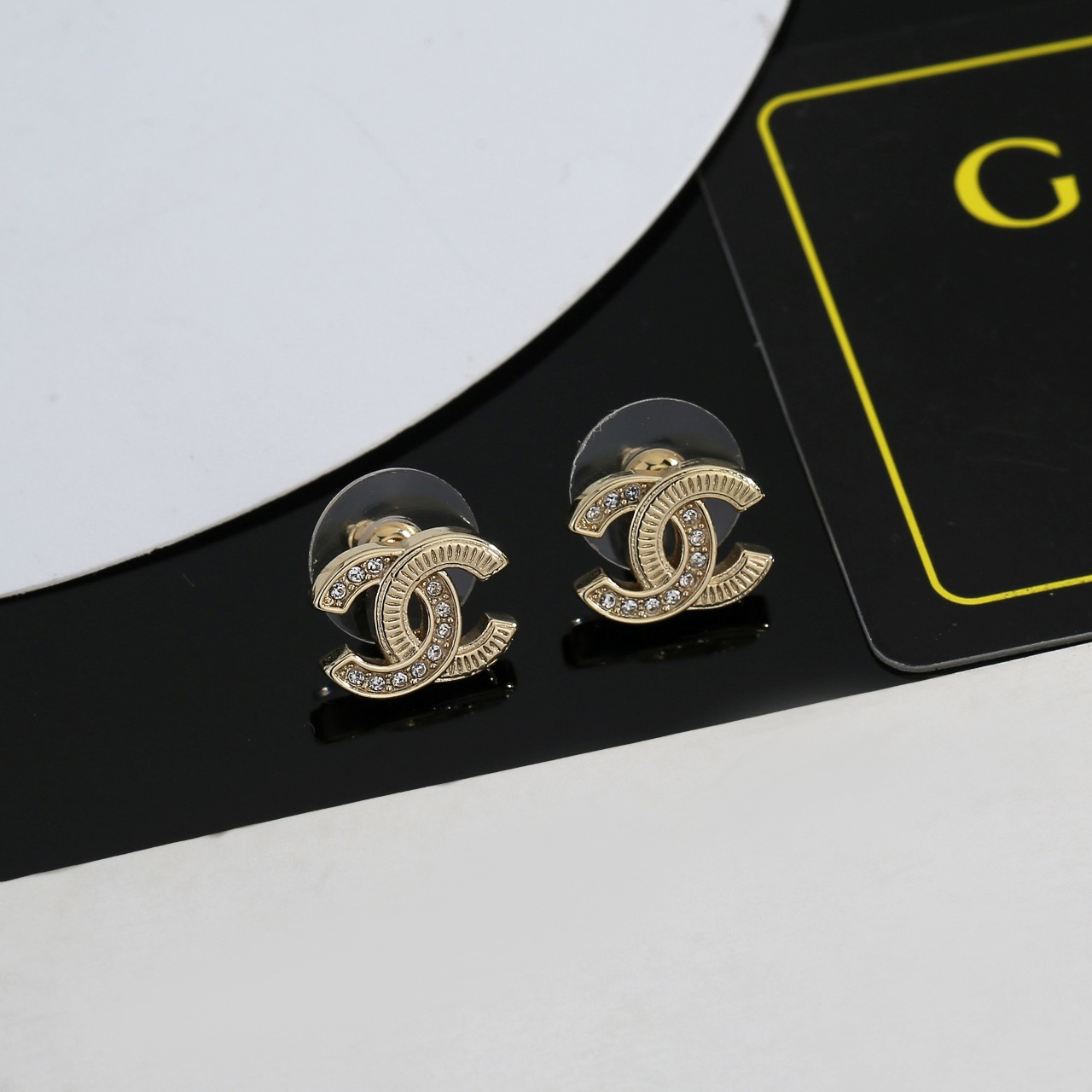 Chanel Chanel 耳钉 这款随意搭配都是非常 百搭 单品 很修饰脸型 很上档次的 很优雅气质 耳环