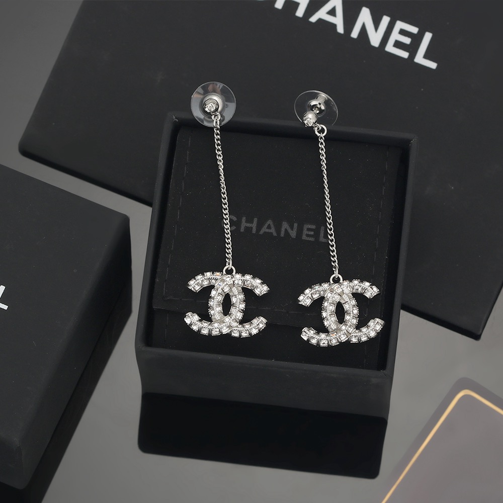 Chanel 香奈儿长款双面钻耳环 紧追潮流早春耳钉 不管你是圆脸还是长脸拆下自己配系有意想不到的惊喜