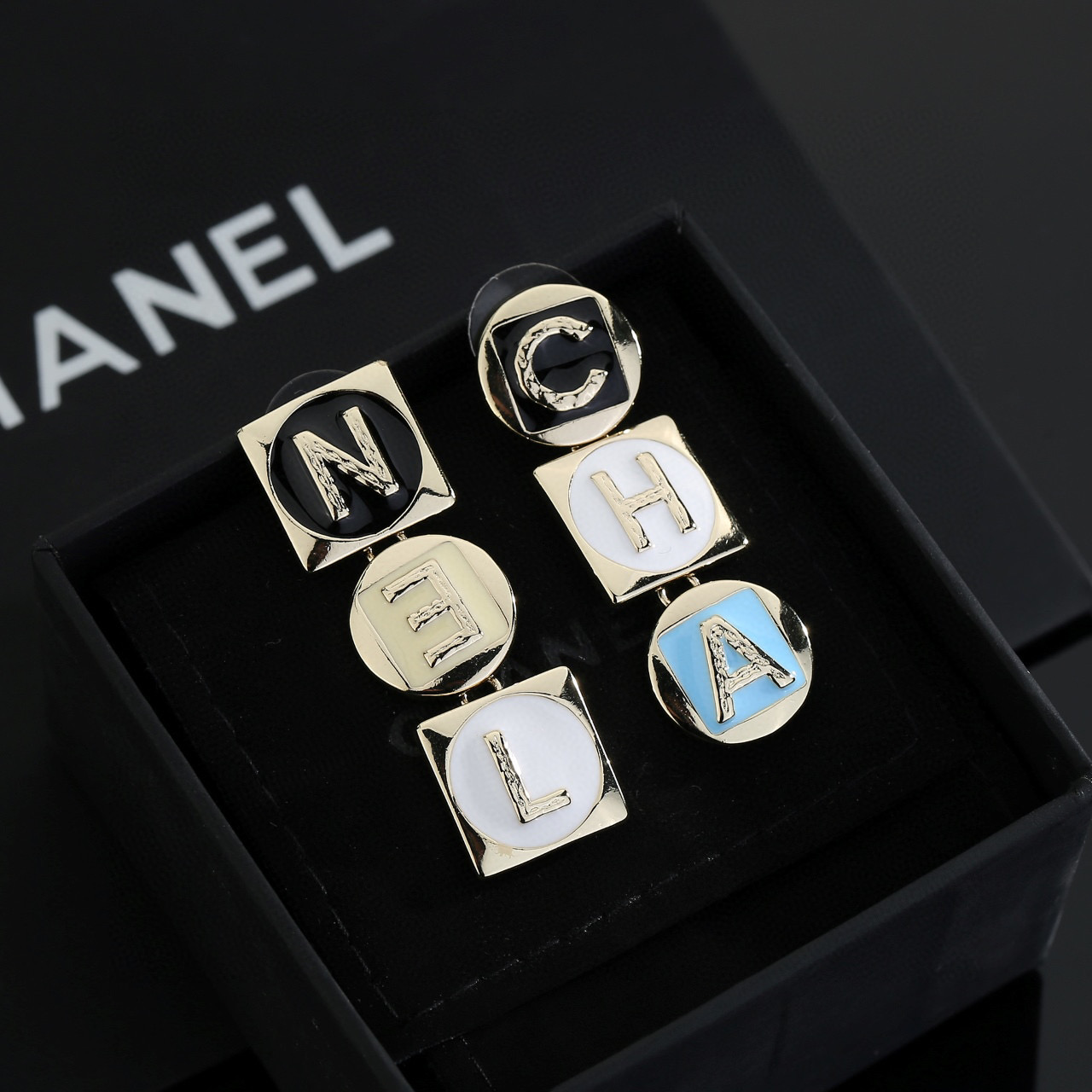 Chanel 香奈儿浅金色耳环 紧追潮流早春耳钉 不管你是圆脸还是长脸拆下自己配系有意想不到的惊喜