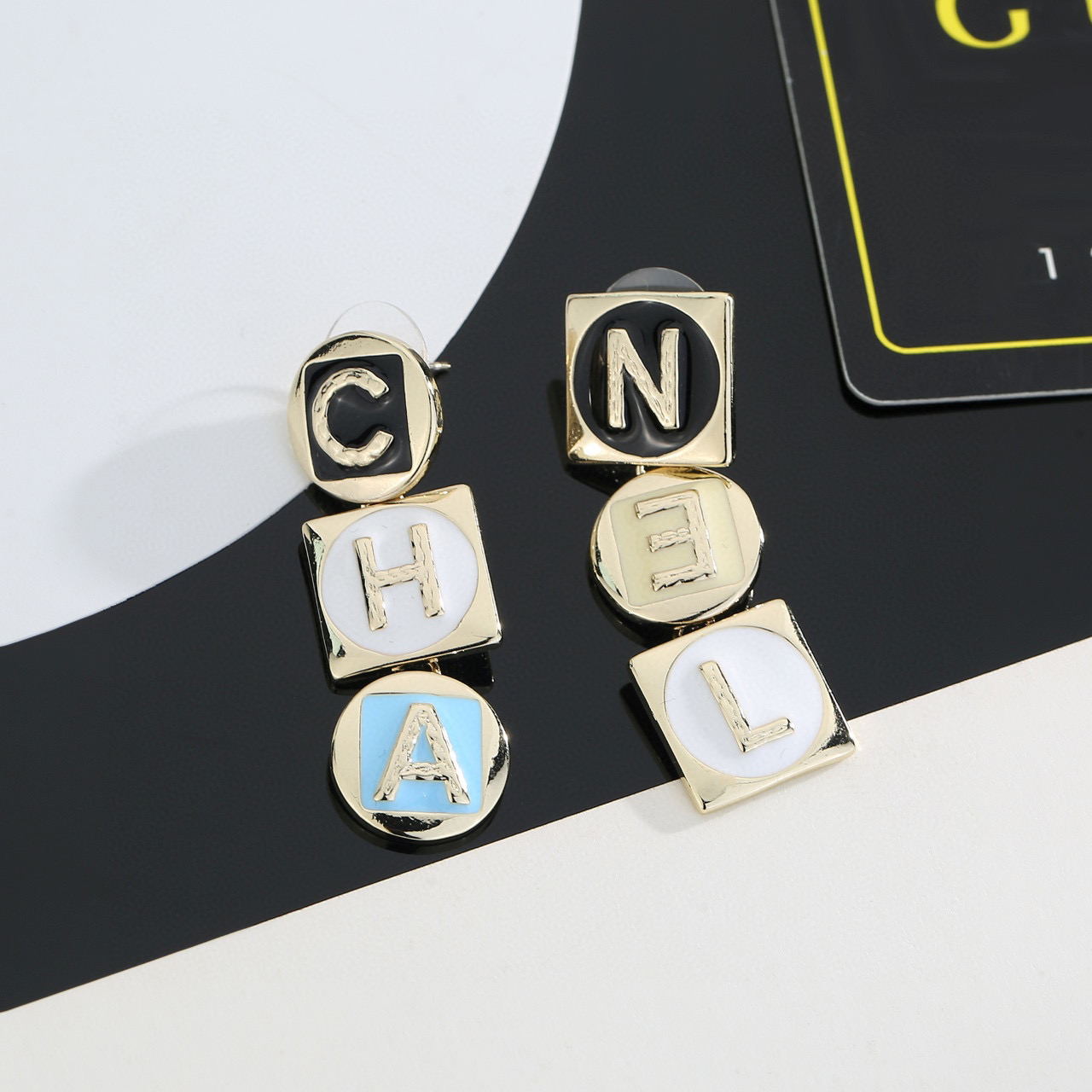 Chanel 香奈儿浅金色耳环 紧追潮流早春耳钉 不管你是圆脸还是长脸拆下自己配系有意想不到的惊喜