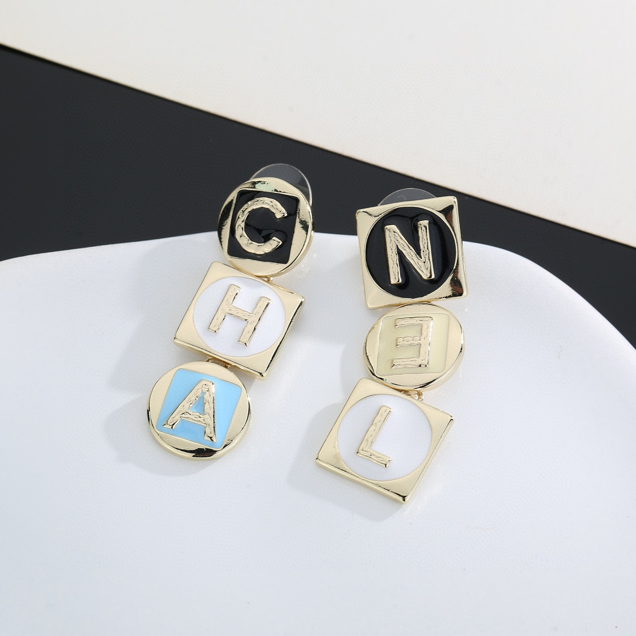 Chanel 香奈儿浅金色耳环 紧追潮流早春耳钉 不管你是圆脸还是长脸拆下自己配系有意想不到的惊喜