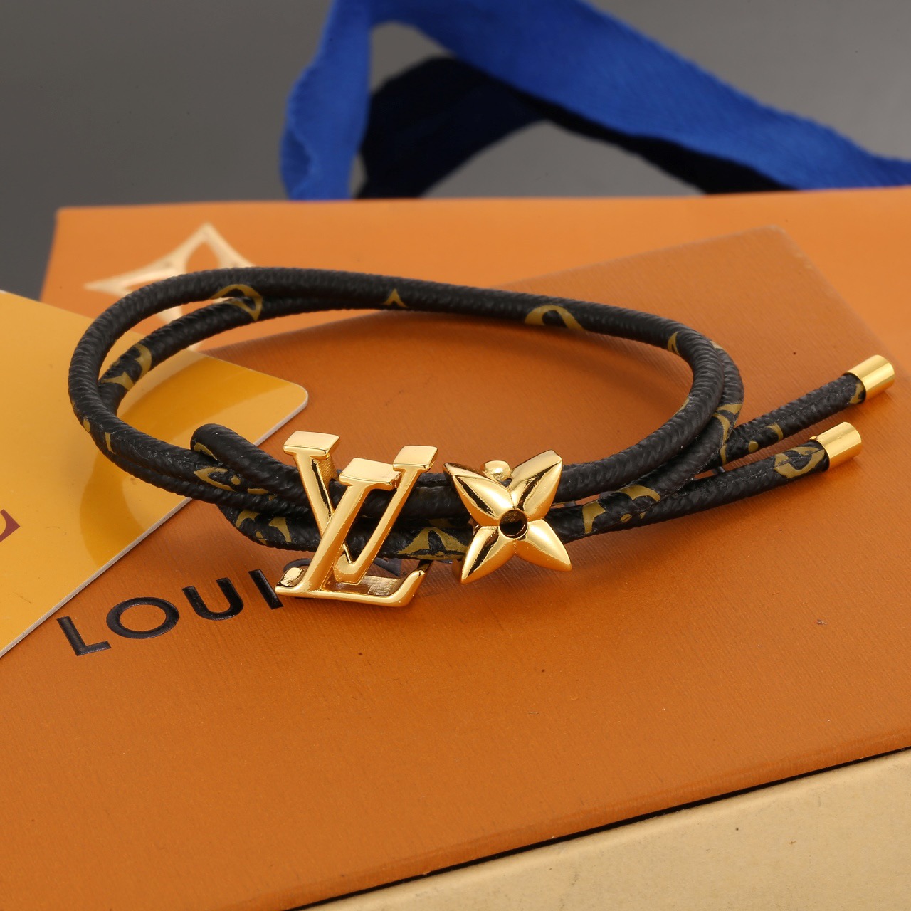 Louis Vuitton 男女可戴 LV Circle 可逆手绳以标志性的单字帆布和金色金属树干螺柱为特征