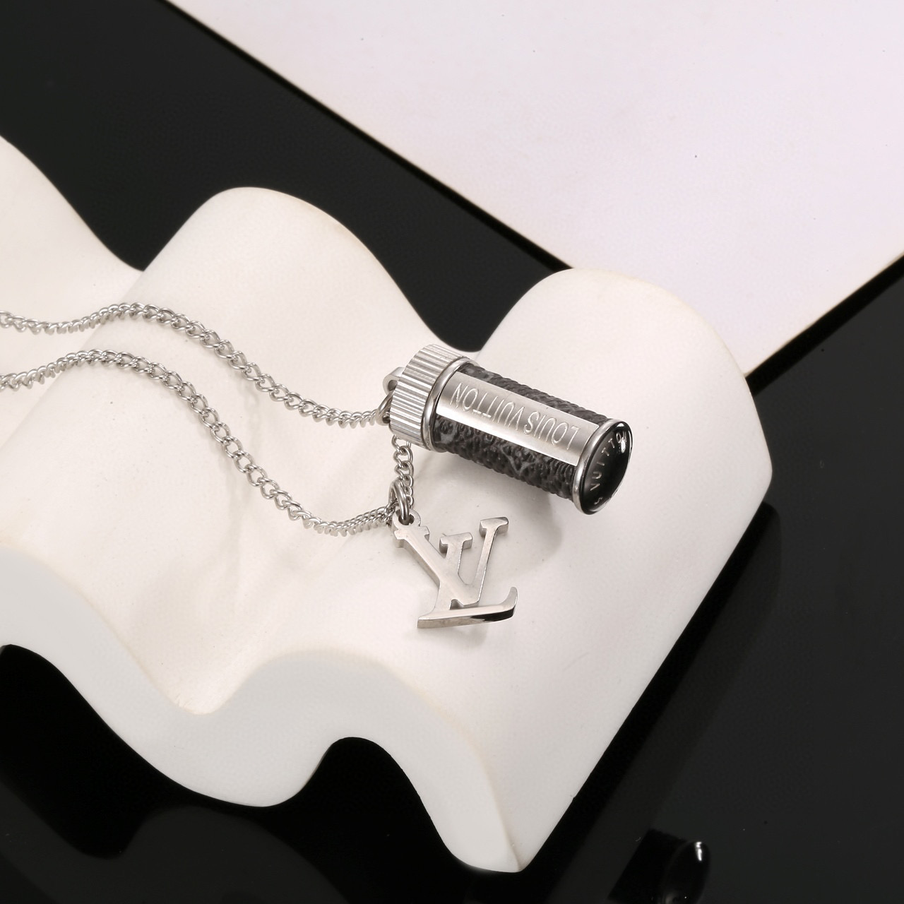 Louis Vuitton 精工版本驴家项链独特lv字母香水瓶 项链 LV Sculpture 项链拼接抛光链条与细腻陶瓷
