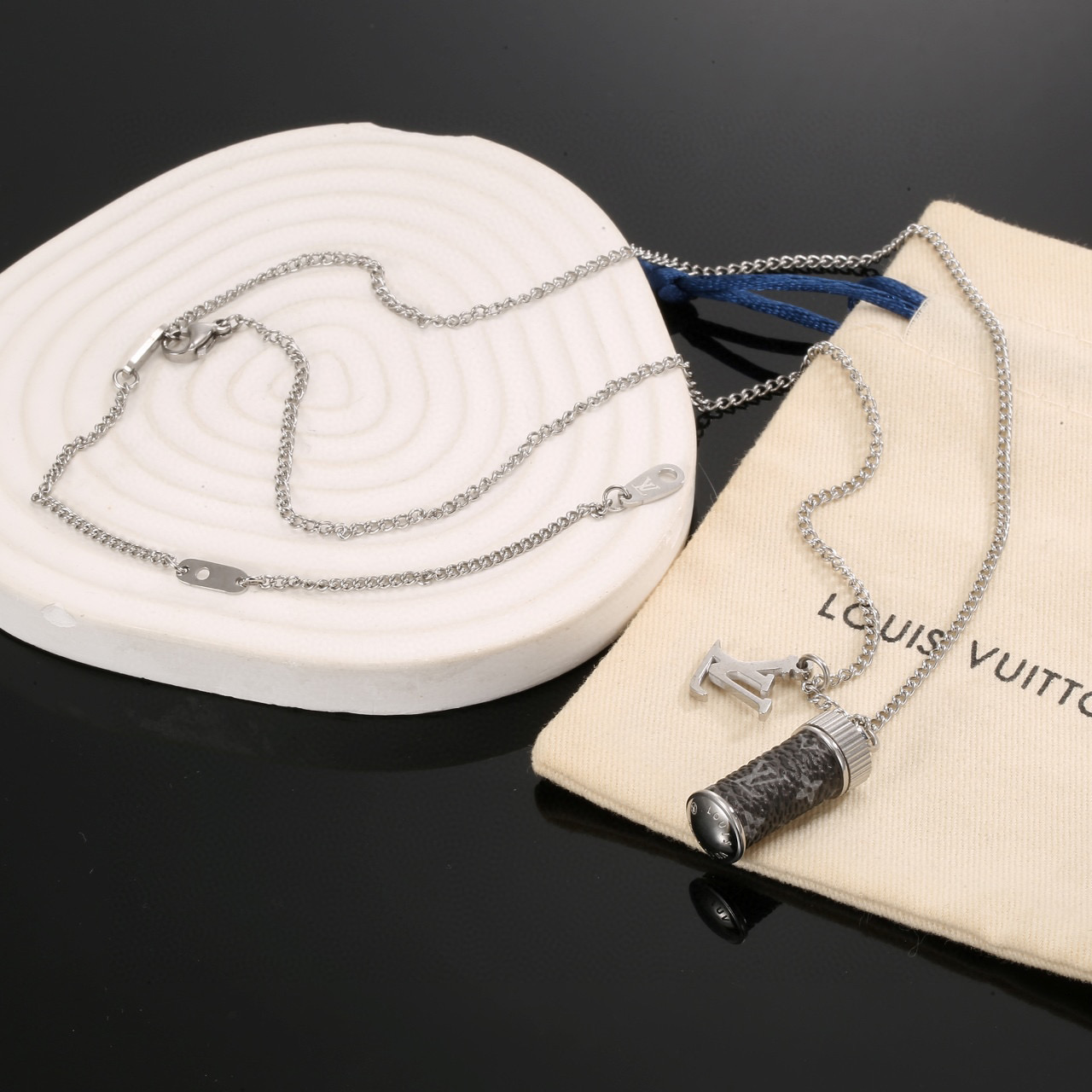 Louis Vuitton 精工版本驴家项链独特lv字母香水瓶 项链 LV Sculpture 项链拼接抛光链条与细腻陶瓷