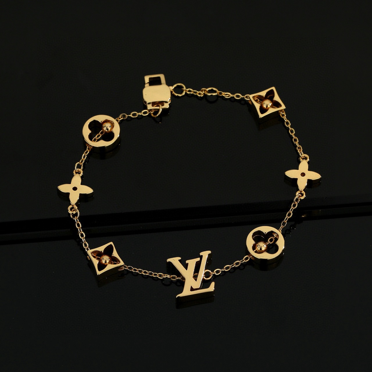 Louis Vuitton 路易威登字母手链 秉承精湛匠艺 抛光色泽成就 LV 字母的自然化身，流露品牌格调 百搭 手链