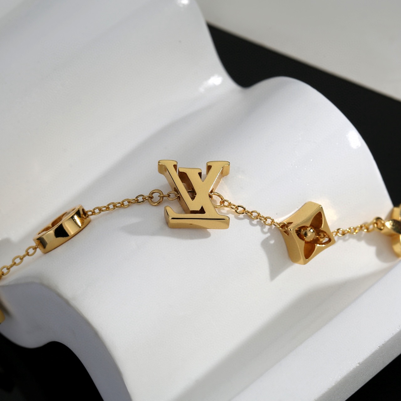 Louis Vuitton 路易威登字母手链 秉承精湛匠艺 抛光色泽成就 LV 字母的自然化身，流露品牌格调 百搭 手链