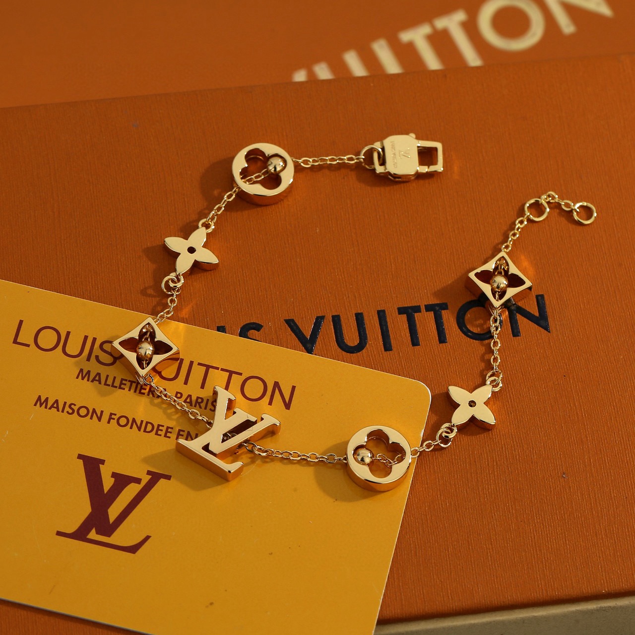 Louis Vuitton 路易威登字母手链 秉承精湛匠艺 抛光色泽成就 LV 字母的自然化身，流露品牌格调 百搭 手链