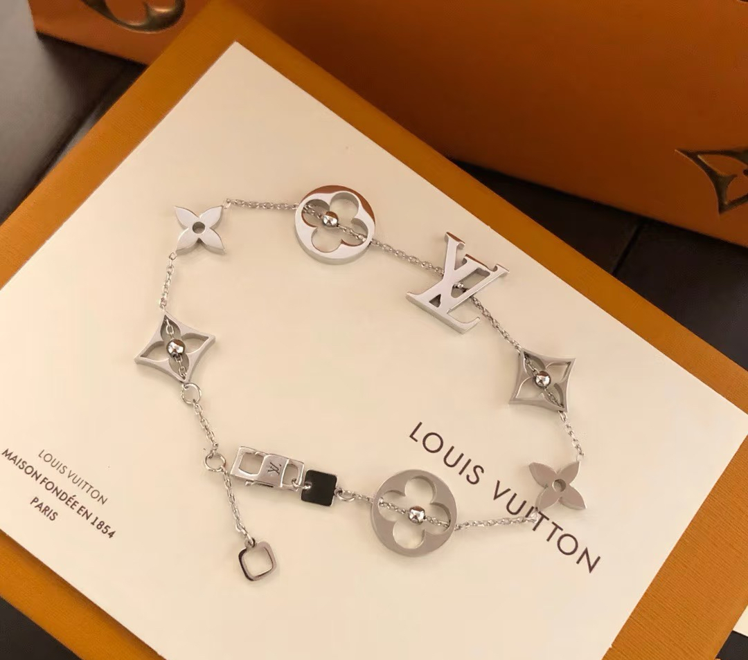 Louis Vuitton 路易威登字母手链 秉承精湛匠艺 抛光色泽成就 LV 字母的自然化身，流露品牌格调 百搭 手链