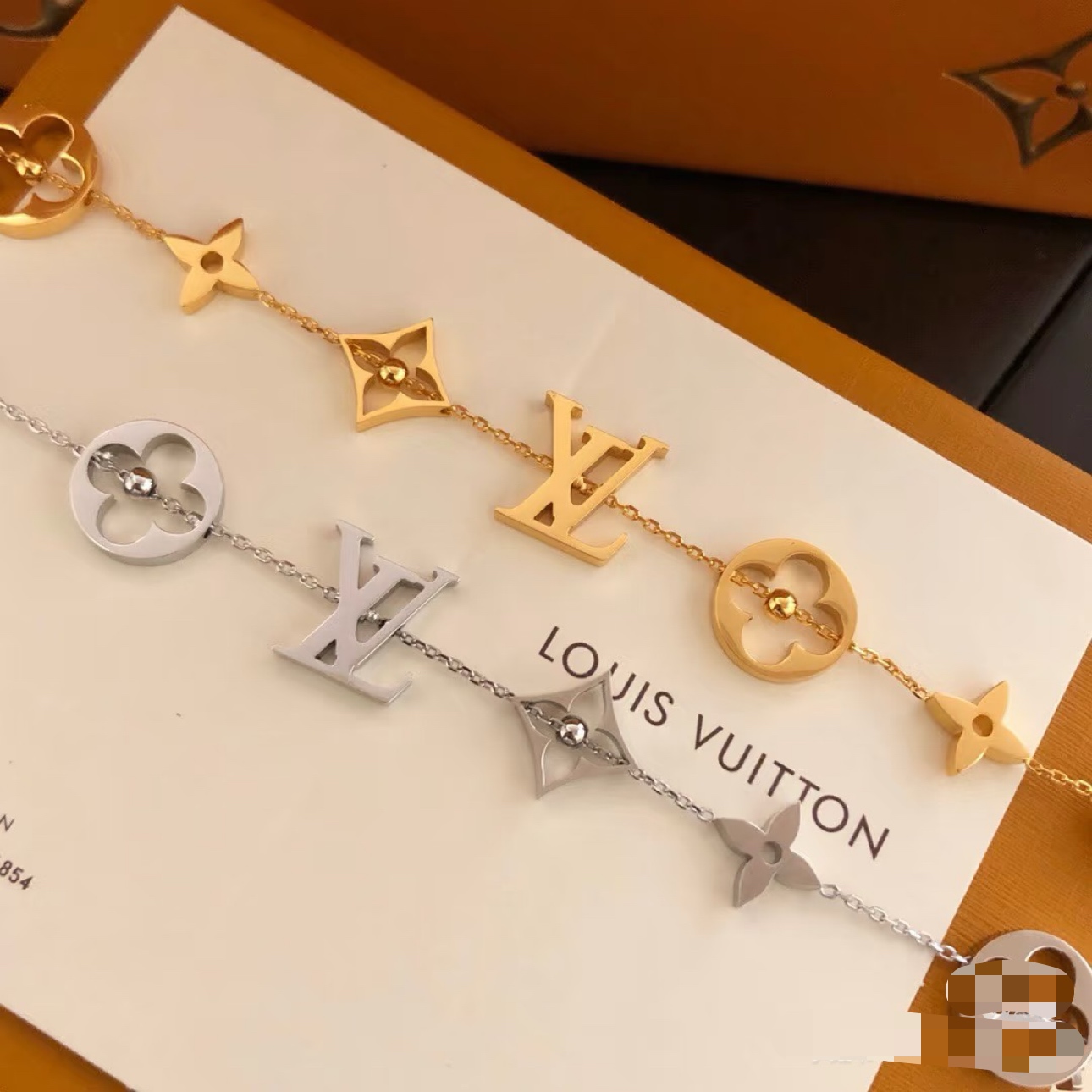 Louis Vuitton 路易威登字母手链 秉承精湛匠艺 抛光色泽成就 LV 字母的自然化身，流露品牌格调 百搭 手链