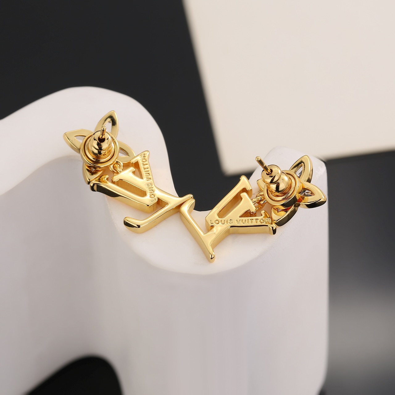 Louis Vuitton 美毙了 LV 路易威登 耳钉 优雅知性 上档次 百搭款式 简直美的不能再美了