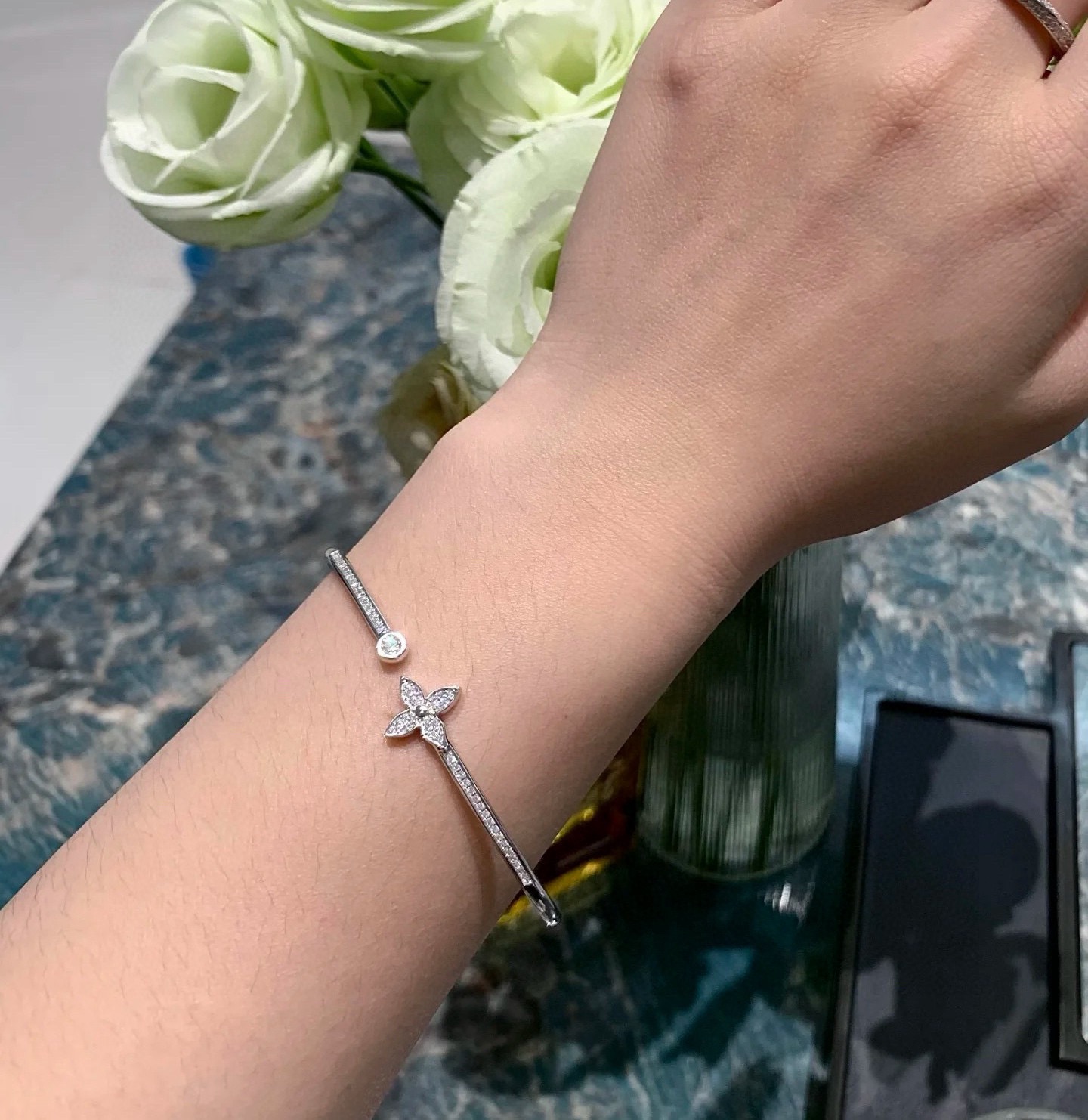 Louis Vuitton 精工版本路易威登简约手镯 秉承精湛匠艺 以锻造耀目 LV Twig 抛光色泽成就 四叶草的自然化身
