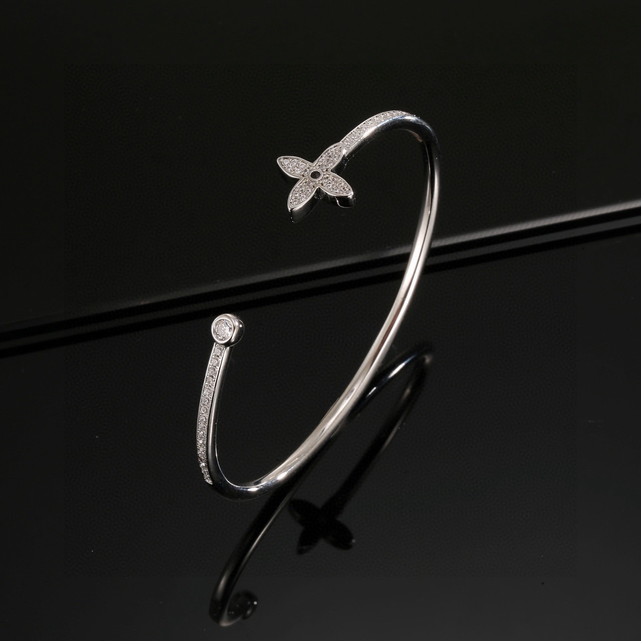 Louis Vuitton 精工版本路易威登简约手镯 秉承精湛匠艺 以锻造耀目 LV Twig 抛光色泽成就 四叶草的自然化身