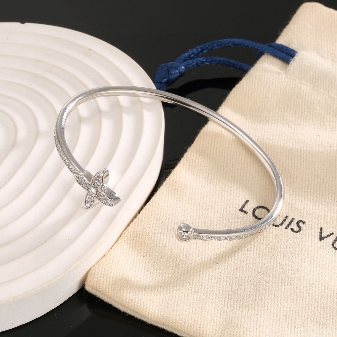 Louis Vuitton 精工版本路易威登简约手镯 秉承精湛匠艺 以锻造耀目 LV Twig 抛光色泽成就 四叶草的自然化身