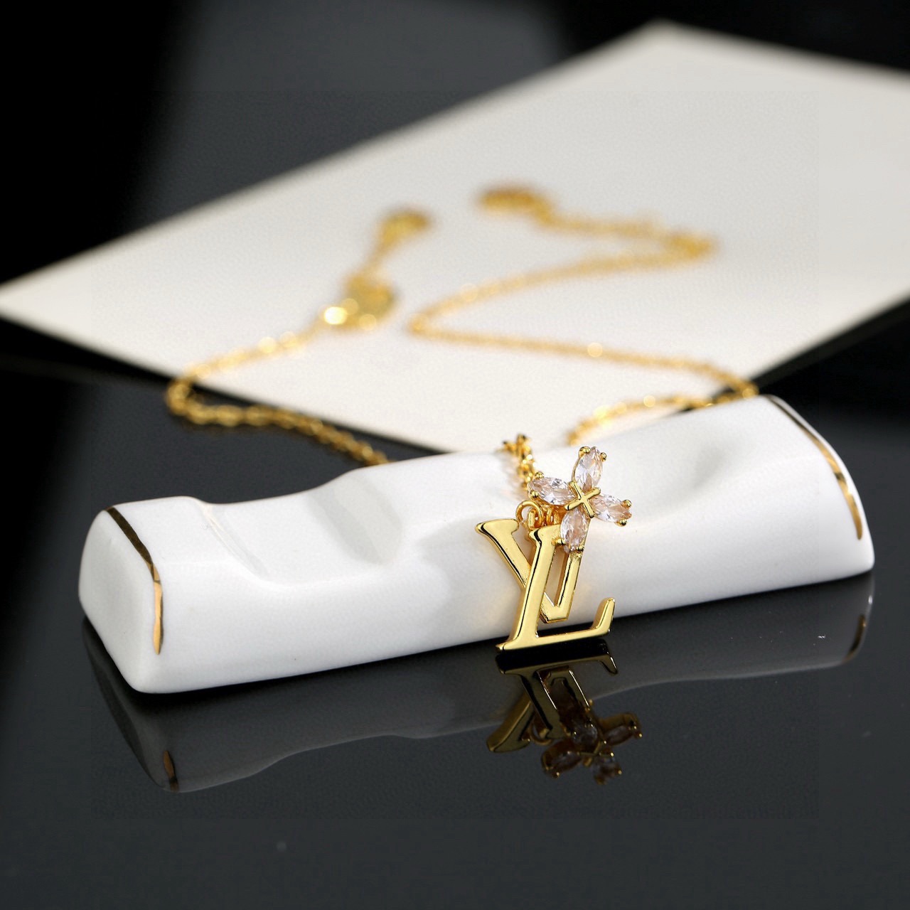 Louis Vuitton 精工版本路易威登字母项链 秉承精湛匠艺 抛光色泽成就 LV 字母的自然化身