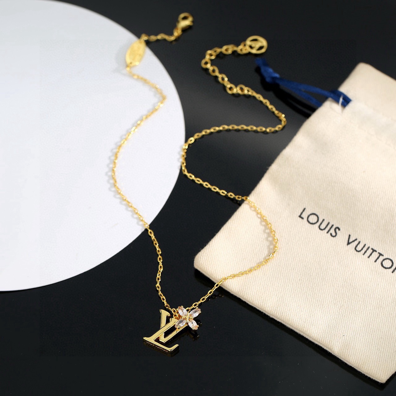 Louis Vuitton 精工版本路易威登字母项链 秉承精湛匠艺 抛光色泽成就 LV 字母的自然化身