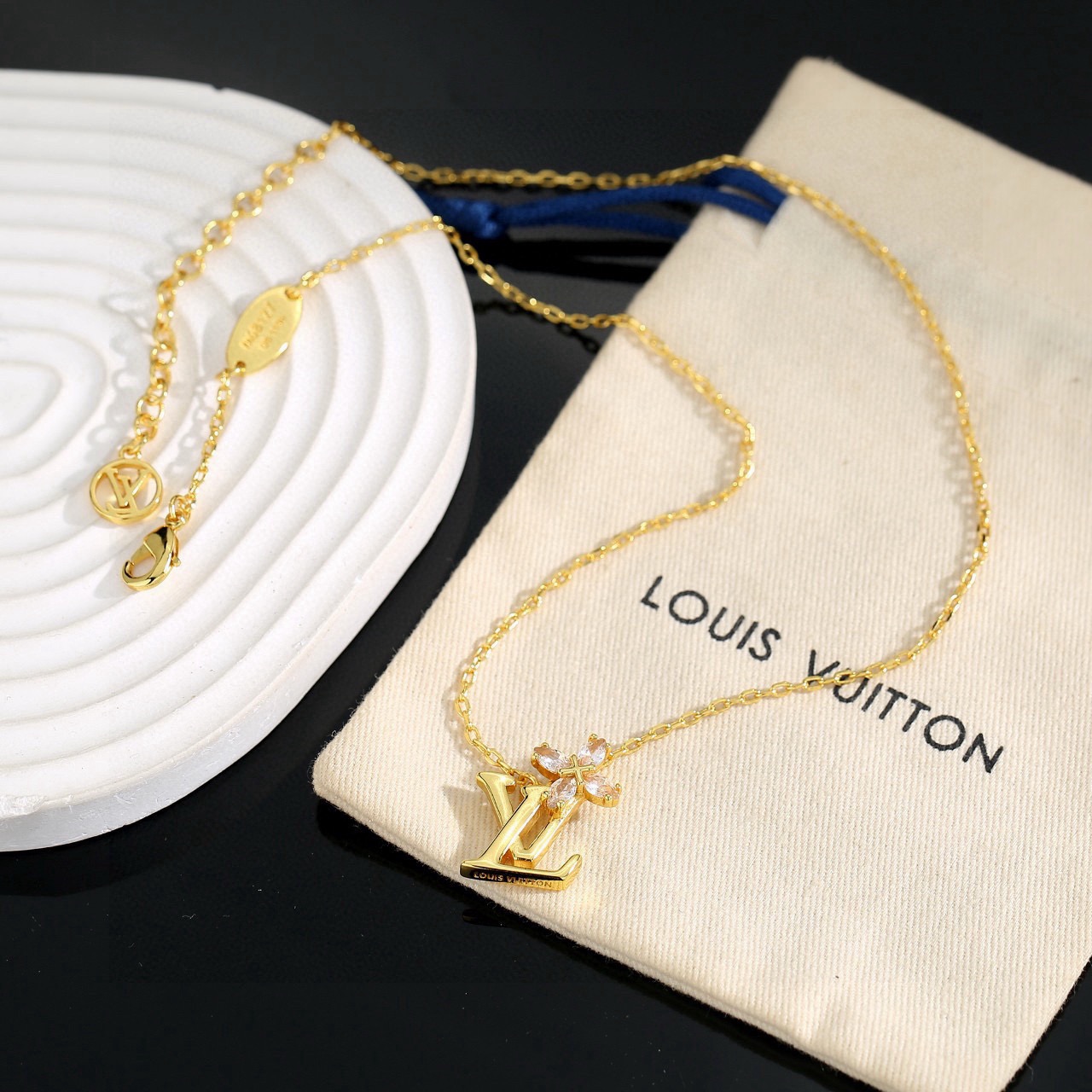 Louis Vuitton 精工版本路易威登字母项链 秉承精湛匠艺 抛光色泽成就 LV 字母的自然化身