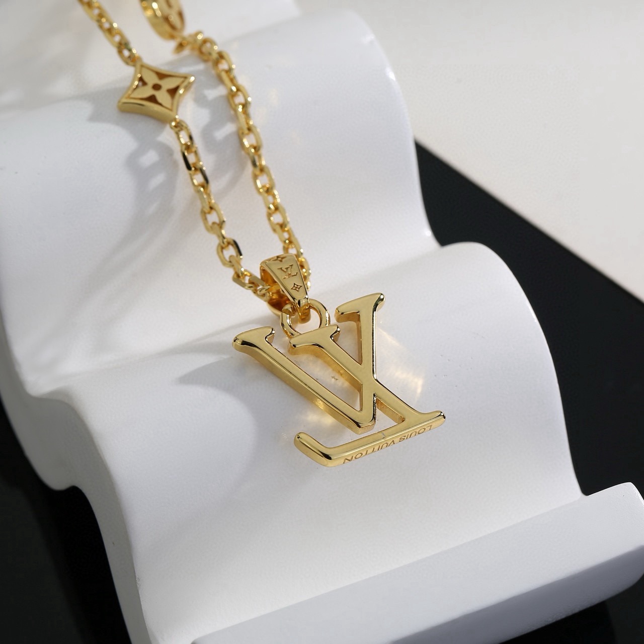 Louis Vuitton LV项链 路易威登个性 带来 、有趣的视觉
