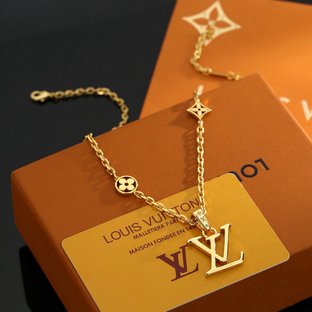 Louis Vuitton LV项链 路易威登个性 带来 、有趣的视觉