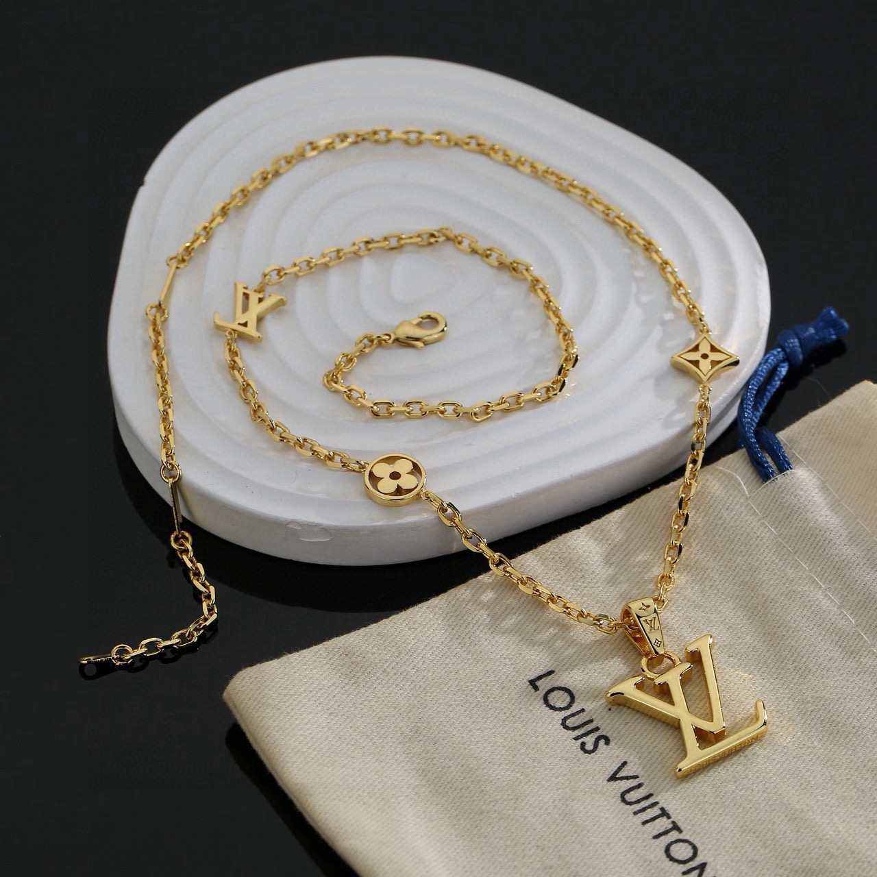 Louis Vuitton LV项链 路易威登个性 带来 、有趣的视觉