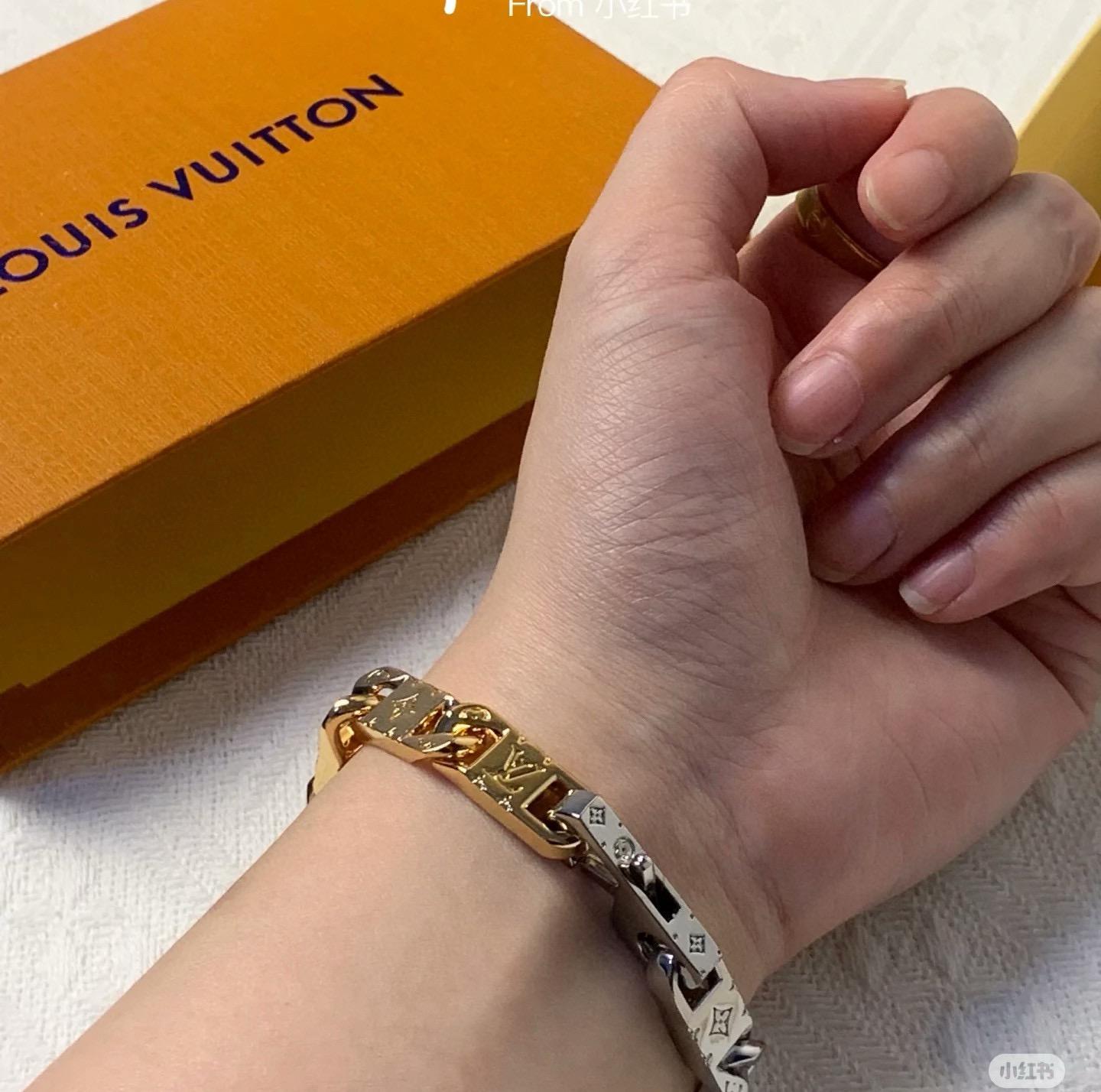 Louis Vuitton 路易威登手链秉承精湛匠艺 以锻造耀目 LV Twig 手链 抛光色泽成就 LV 字母的自然化身