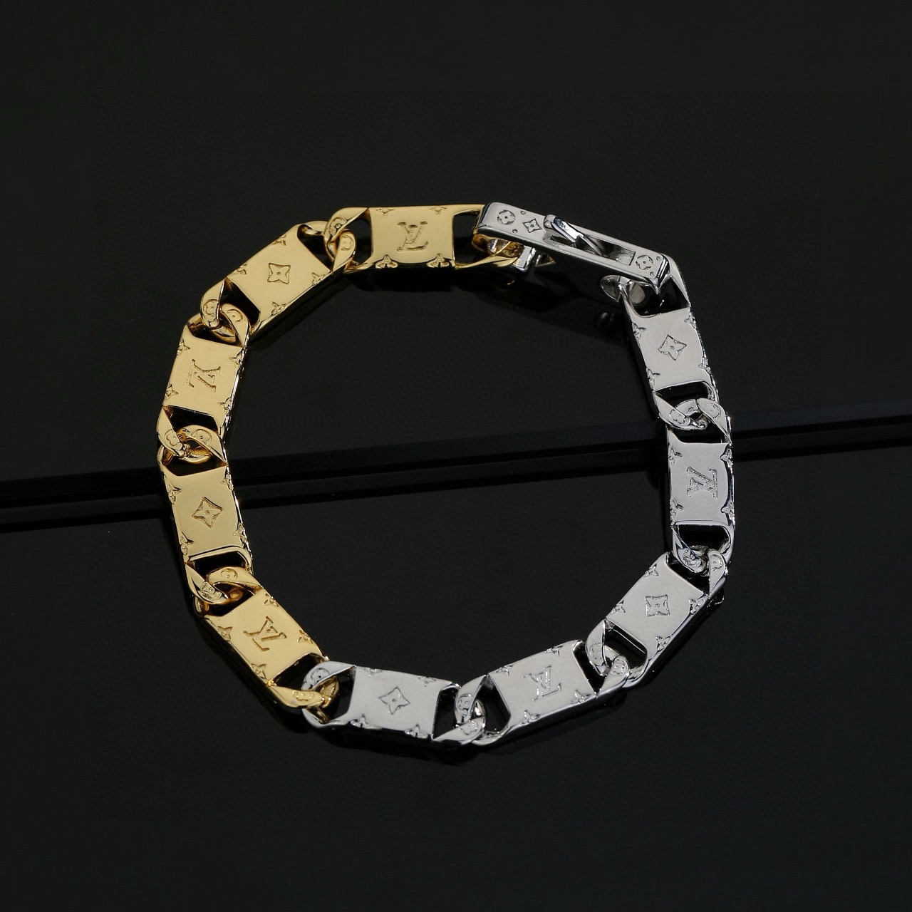 Louis Vuitton 路易威登手链秉承精湛匠艺 以锻造耀目 LV Twig 手链 抛光色泽成就 LV 字母的自然化身