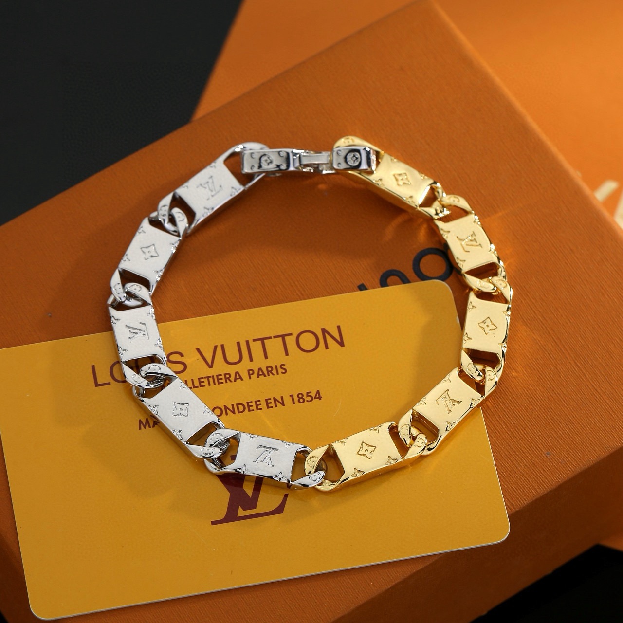 Louis Vuitton 路易威登手链秉承精湛匠艺 以锻造耀目 LV Twig 手链 抛光色泽成就 LV 字母的自然化身