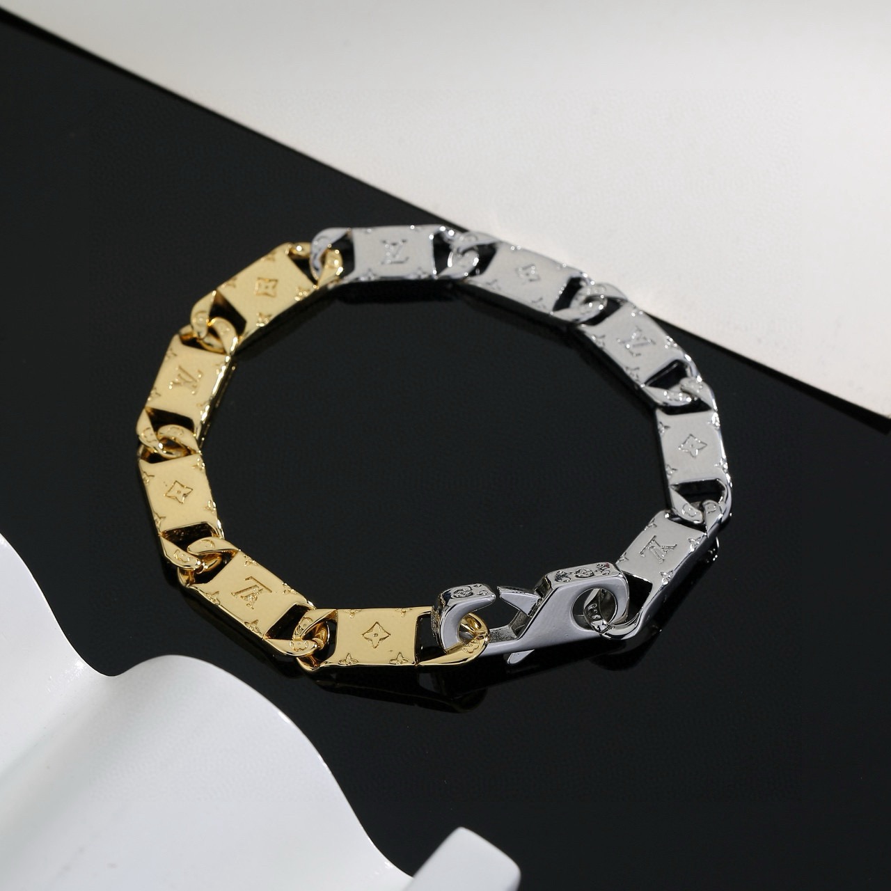 Louis Vuitton 路易威登手链秉承精湛匠艺 以锻造耀目 LV Twig 手链 抛光色泽成就 LV 字母的自然化身