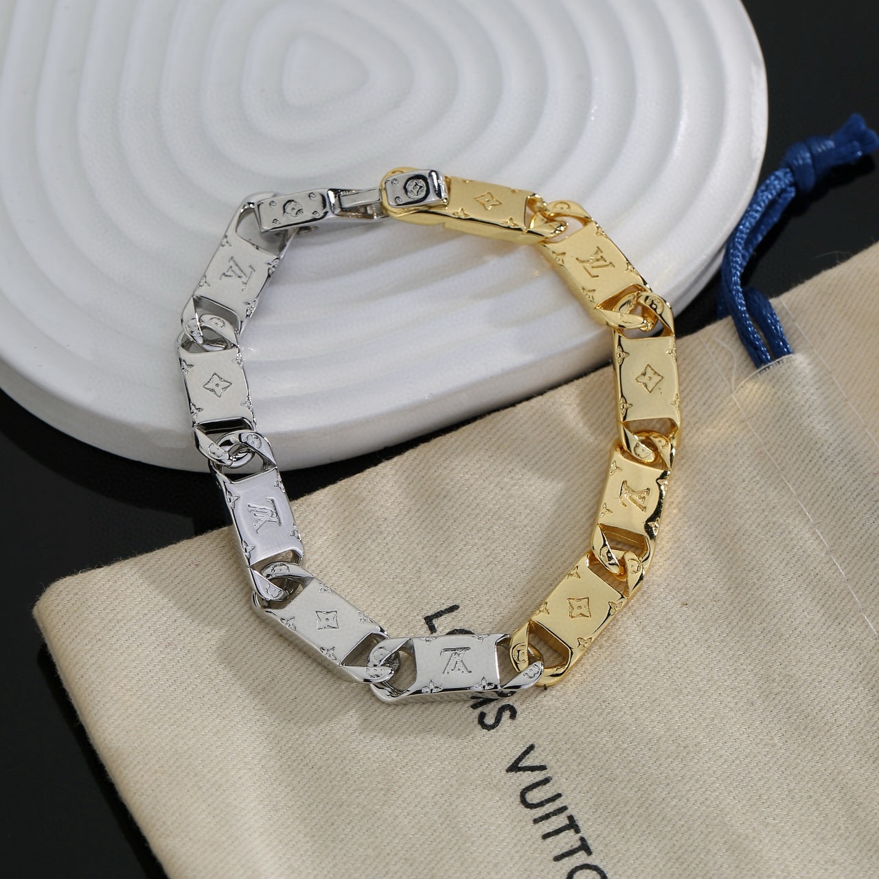 Louis Vuitton 路易威登手链秉承精湛匠艺 以锻造耀目 LV Twig 手链 抛光色泽成就 LV 字母的自然化身