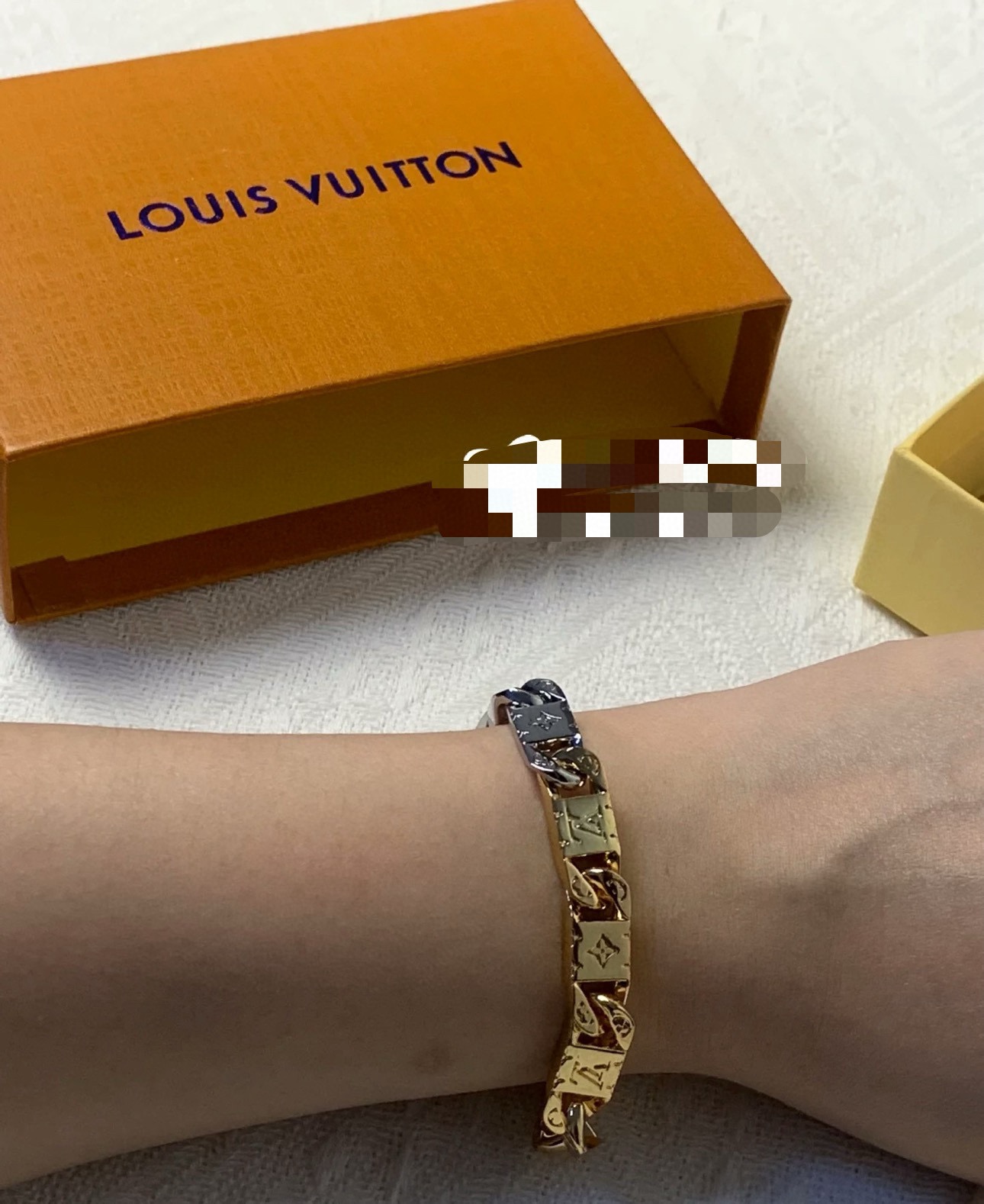 Louis Vuitton 路易威登手链秉承精湛匠艺 以锻造耀目 LV Twig 手链 抛光色泽成就 LV 字母的自然化身