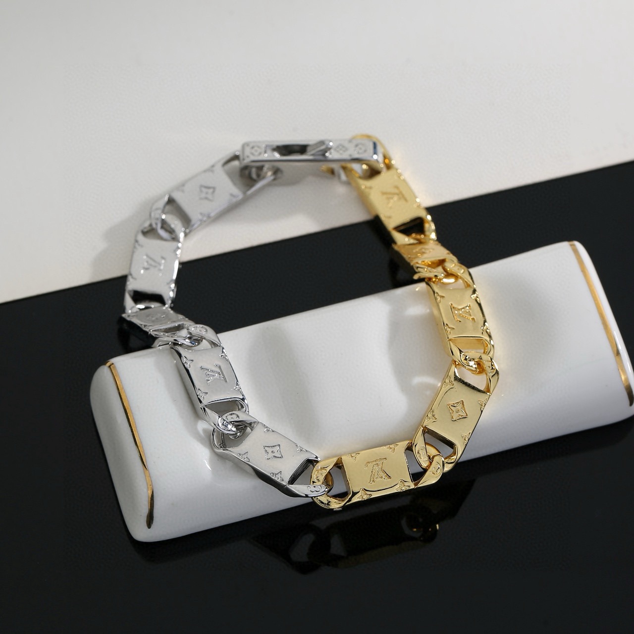 Louis Vuitton 路易威登手链秉承精湛匠艺 以锻造耀目 LV Twig 手链 抛光色泽成就 LV 字母的自然化身