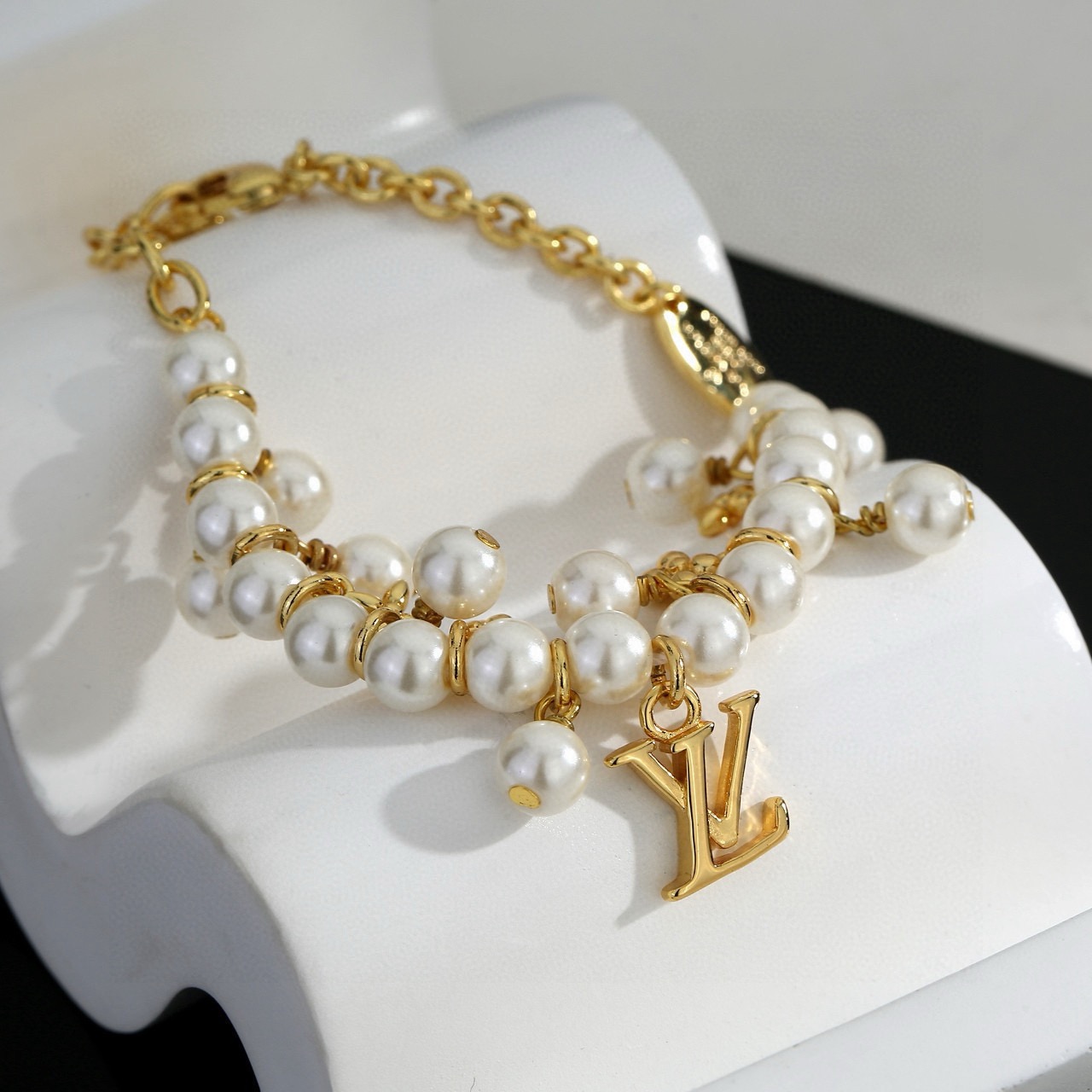 Louis Vuitton 驴家LV Beads 手链以多重材质串珠 LV 字母化身挂饰和抛光金属串珠上的铭纹