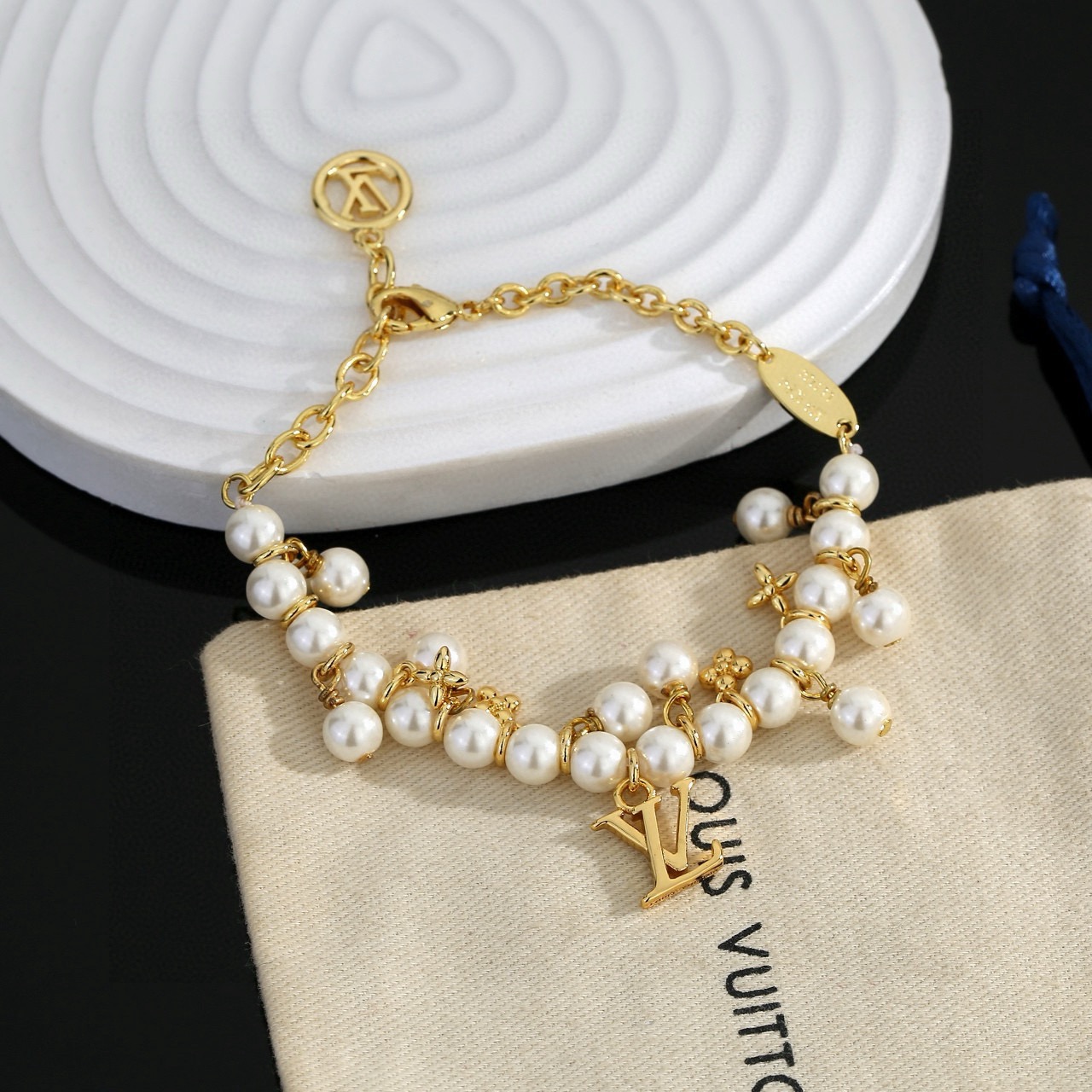 Louis Vuitton 驴家LV Beads 手链以多重材质串珠 LV 字母化身挂饰和抛光金属串珠上的铭纹
