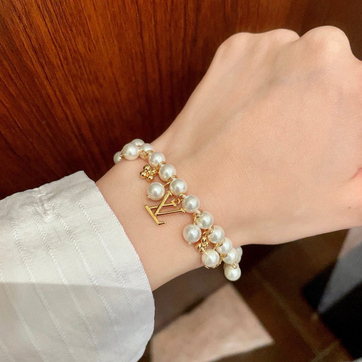 Louis Vuitton 驴家LV Beads 手链以多重材质串珠 LV 字母化身挂饰和抛光金属串珠上的铭纹
