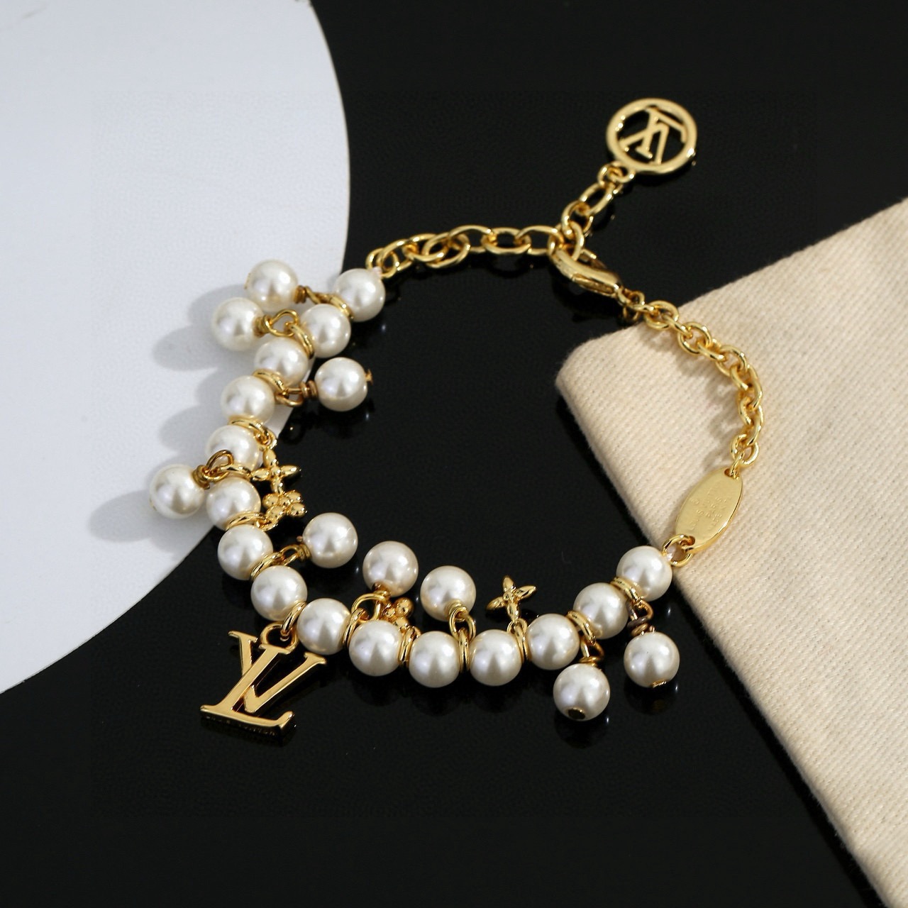 Louis Vuitton 驴家LV Beads 手链以多重材质串珠 LV 字母化身挂饰和抛光金属串珠上的铭纹