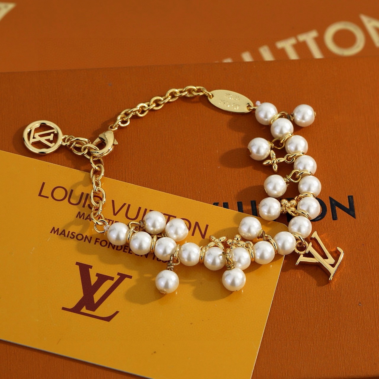 NO:769558,The Lvjia LV Beads bracelet is beaded with multiple materials. The LV letters are transformed into pendants and inscriptions on the polished metal beads. The beads are delicate and shiny. The slim design is suitable for stacking with other bracelets. Bracelet, single item jewelry     , louis vuitton, louis vuitton, louis vuitton, bracelet19860909驴家LV Beads 手链以多重材质串珠,LV 字母化身挂饰和抛光金属串珠上的铭纹,串珠呈现细腻亮泽.纤薄设计适宜与其他手链叠戴. 手链,单品首饰    ,louis vuitton,louis vuitton,louis vuitton,br,accessory