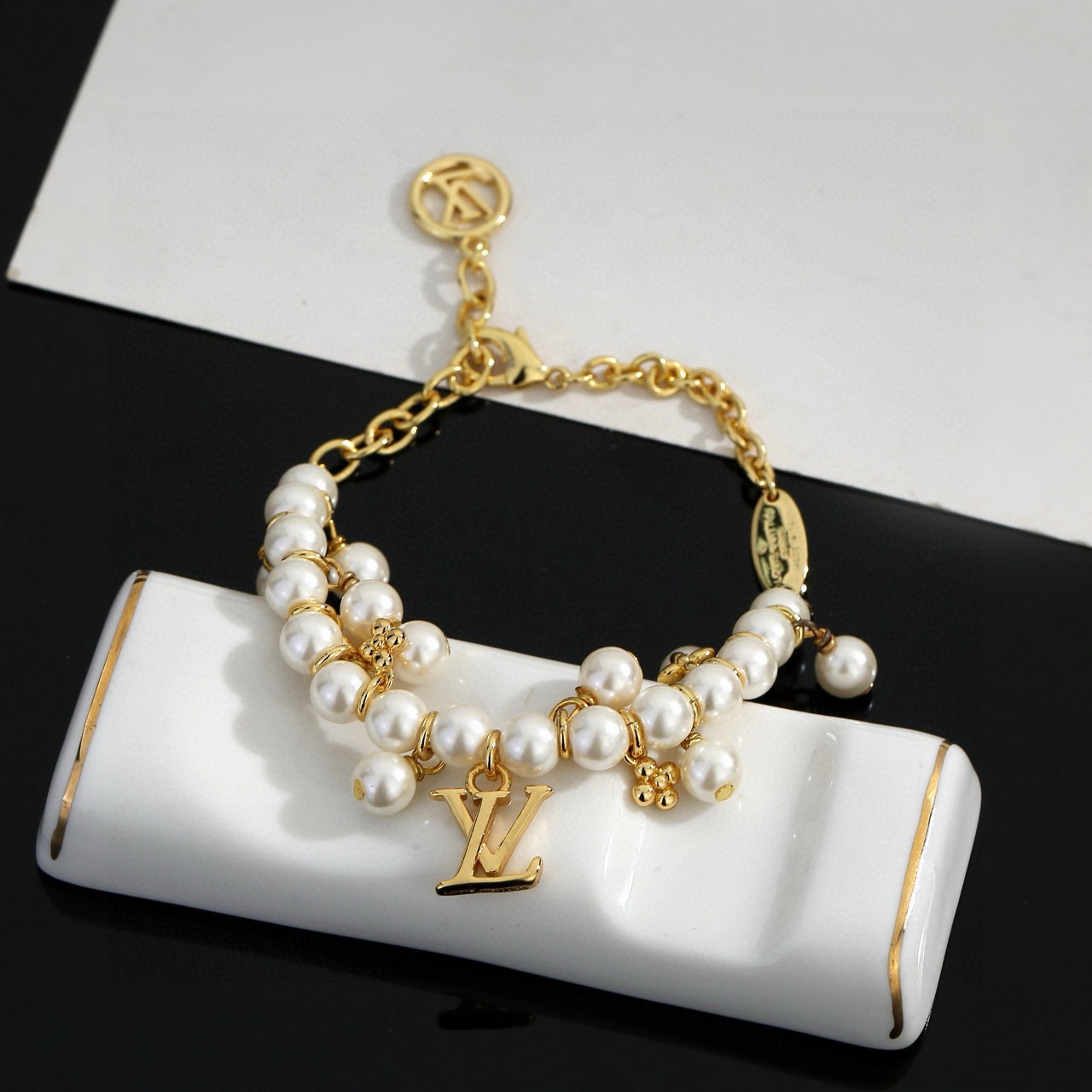 Louis Vuitton 驴家LV Beads 手链以多重材质串珠 LV 字母化身挂饰和抛光金属串珠上的铭纹