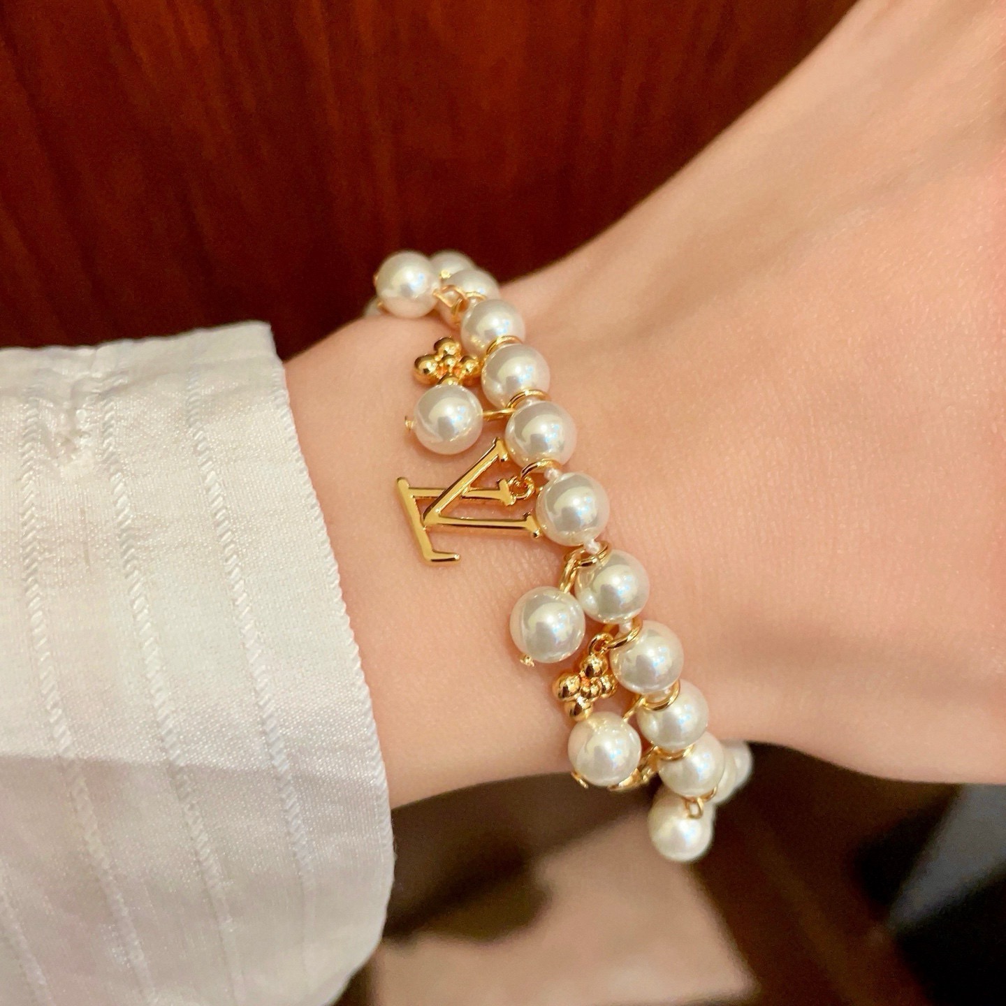 Louis Vuitton 驴家LV Beads 手链以多重材质串珠 LV 字母化身挂饰和抛光金属串珠上的铭纹
