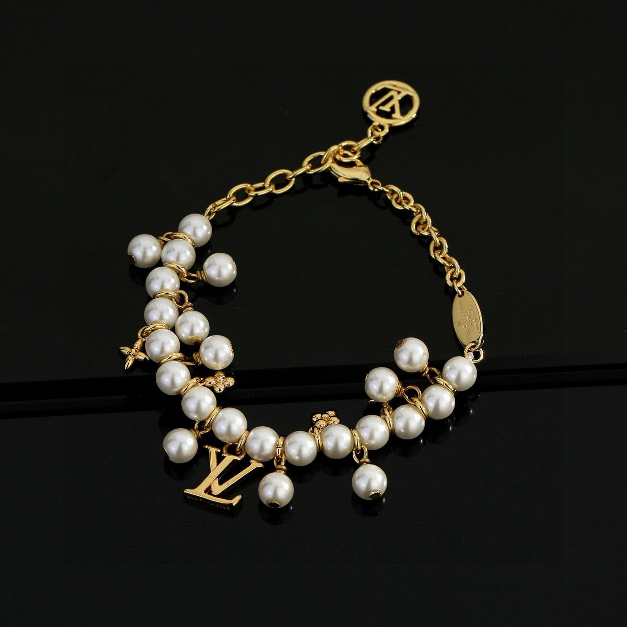 Louis Vuitton 驴家LV Beads 手链以多重材质串珠 LV 字母化身挂饰和抛光金属串珠上的铭纹