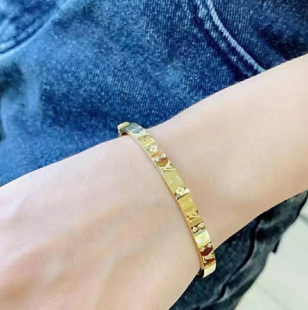 Louis Vuitton 精工版本路易威登手镯 秉承精湛匠艺 以锻造耀目 LV Twig 抛光色泽成就 镂空四叶草的自然化身