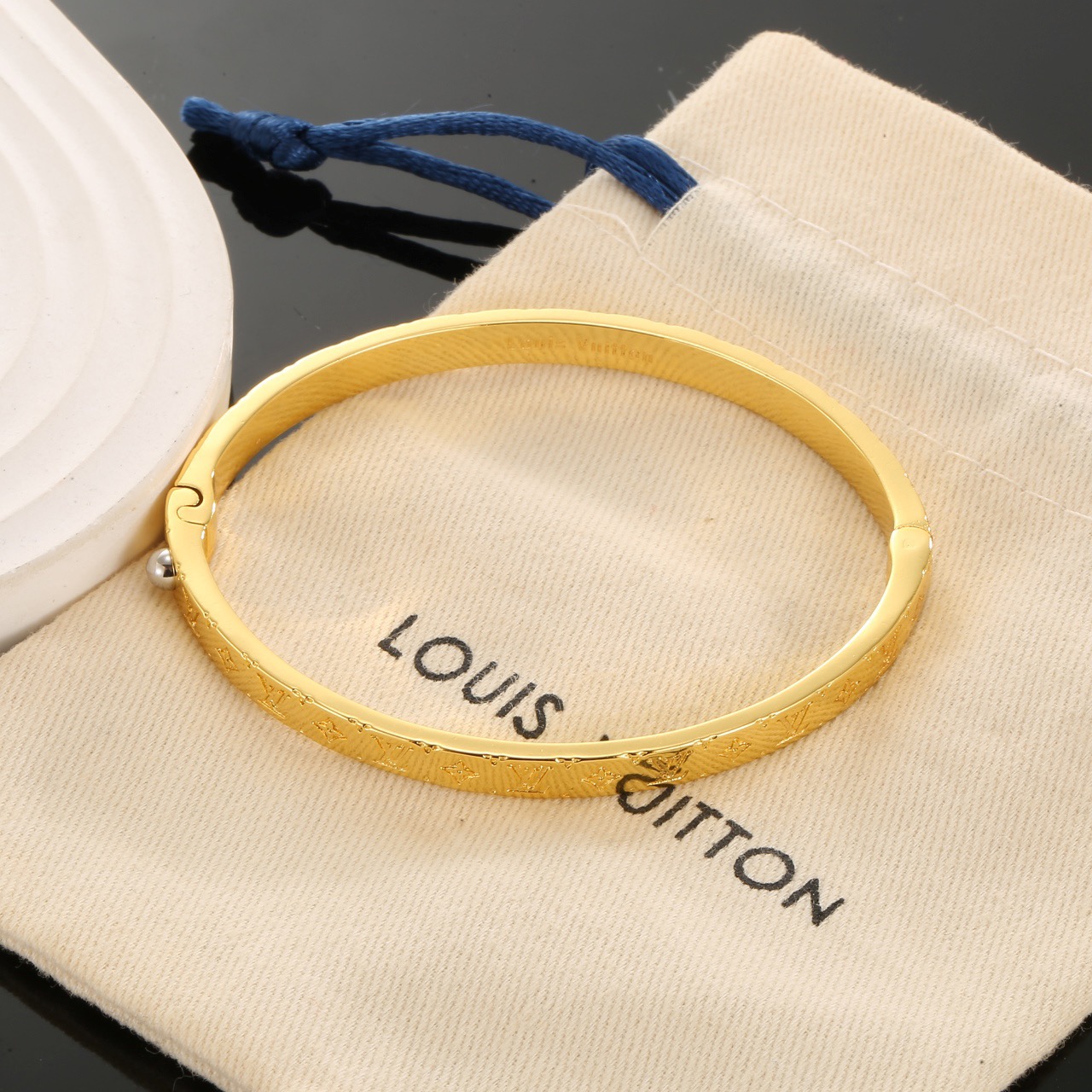 Louis Vuitton 精工版本路易威登手镯 秉承精湛匠艺 以锻造耀目 LV Twig 抛光色泽成就 镂空四叶草的自然化身