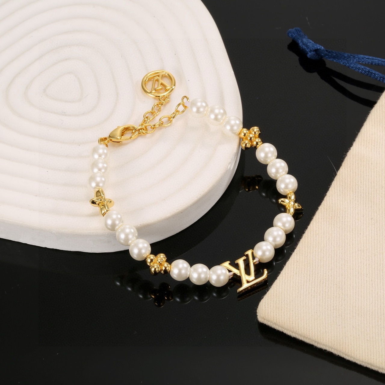 Louis Vuitton 精工版本路易威登字母手链 秉承精湛匠艺 抛光色泽成就 LV 字母的自然化身，流露品牌格调 百搭 手链