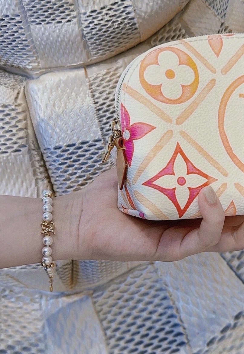 Louis Vuitton 精工版本路易威登字母手链 秉承精湛匠艺 抛光色泽成就 LV 字母的自然化身，流露品牌格调 百搭 手链