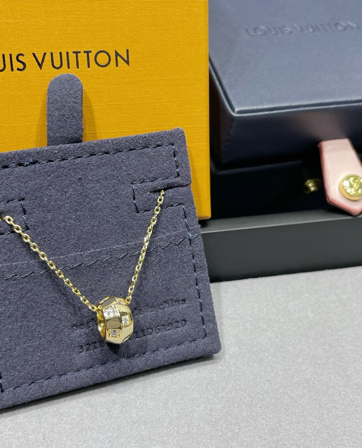 Louis Vuitton 精工版本路易威登项链秉承精湛匠艺 抛光色泽成就 LV 字母的自然化身 流露品牌格调 百搭 项链黄金色