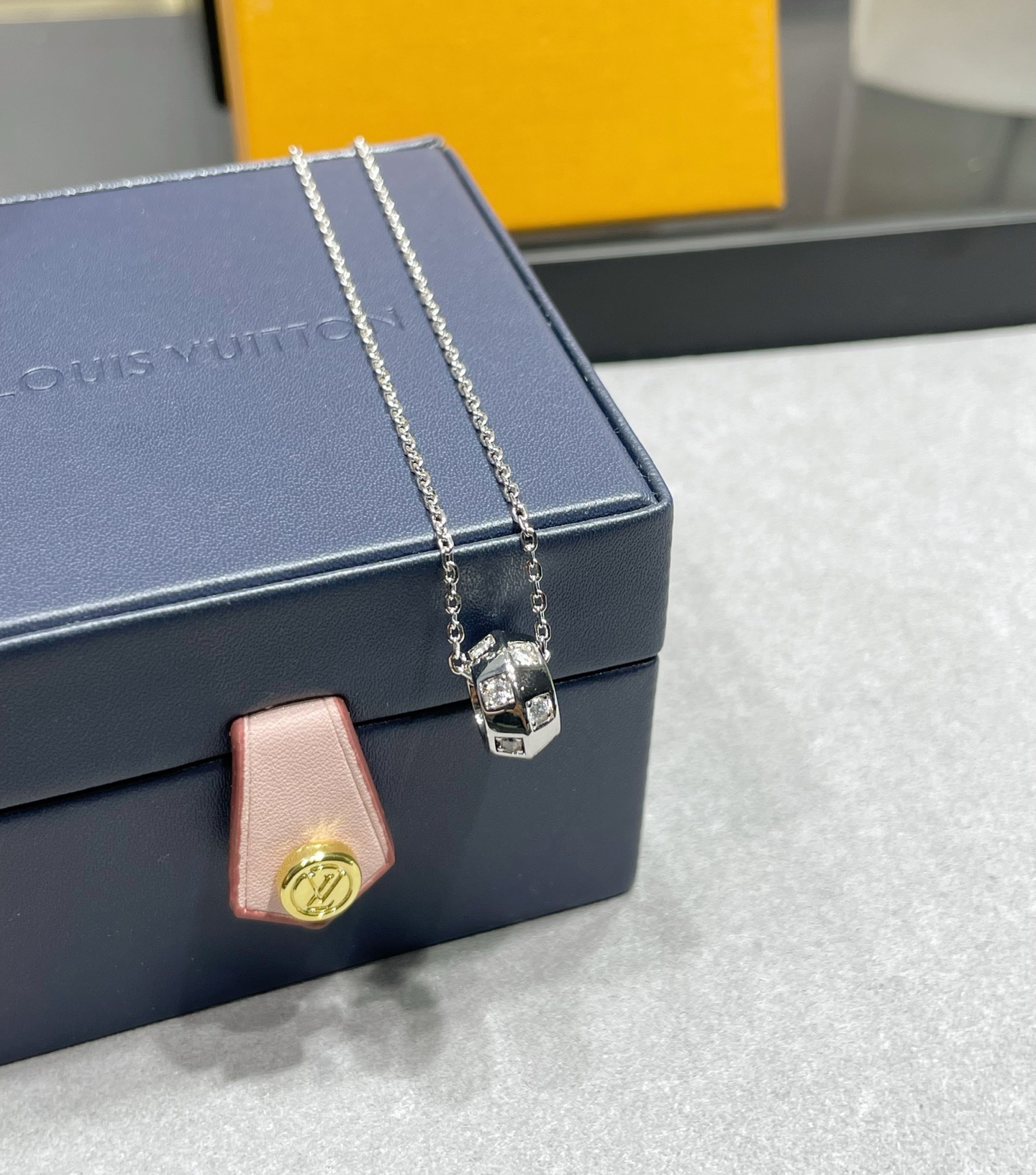 Louis Vuitton 精工版本路易威登项链秉承精湛匠艺 抛光色泽成就 LV 字母的自然化身 流露品牌格调 百搭 项链黄金色