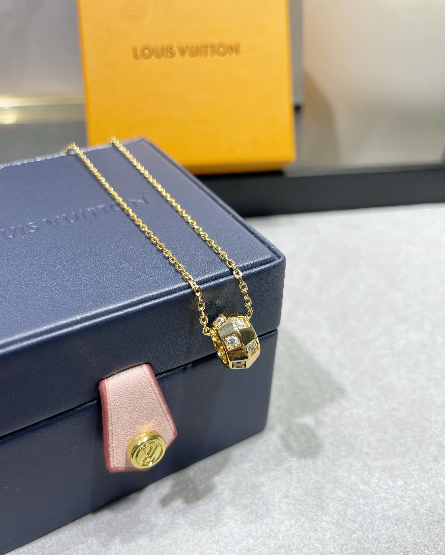 Louis Vuitton 精工版本路易威登项链秉承精湛匠艺 抛光色泽成就 LV 字母的自然化身 流露品牌格调 百搭 项链黄金色