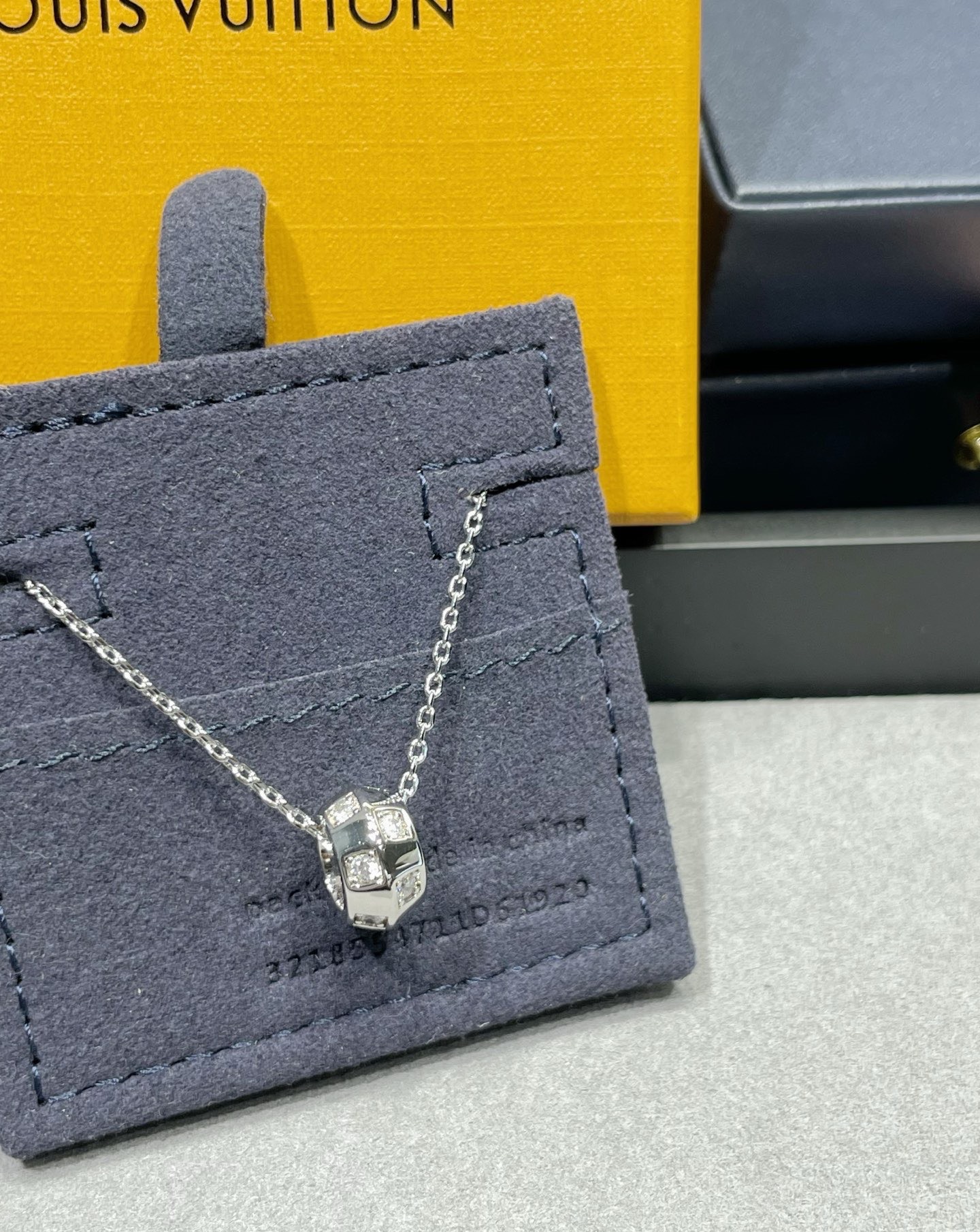 Louis Vuitton 精工版本路易威登项链秉承精湛匠艺 抛光色泽成就 LV 字母的自然化身 流露品牌格调 百搭 项链黄金色